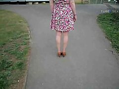 Soţia îşi arată frumoasa rochie de vară pe stradă