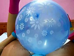 Sora vitregă blondă se bucură de o lovitură de balon în acest nou videoclip viral