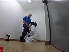 İspanyol gösterişçi hemşire, bakım görevlisi tarafından yakalanır