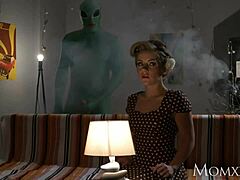Um alienígena explora as áreas sensíveis de uma dona de casa solitária no Halloween