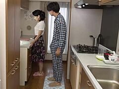Зряла японка се наслаждава на чувствена ръчна работа и лигане на путка