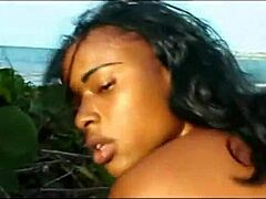 Dominikánská dívka se intenzivně buší venku