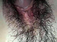 У овом аматерском видеу, супер курва Вики добија своју мацу испуњену великим пенисом