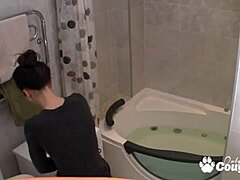 Um voyeur captura uma adolescente magra tomando um banho em uma câmera escondida