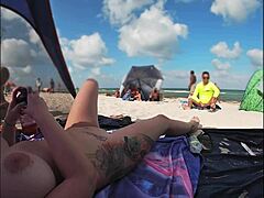 Скрытая камера мистера Кисса запечатлела обнаженную пару на пляже