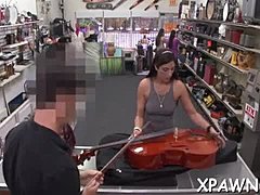 Una ragazza amatoriale si fa scopare la figa bagnata in un negozio