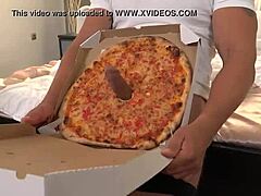 Talianska doručovačka pizze túži po semene v ústach po uspokojení svojich túžob