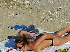 Аматорское топлесс видео сексуальных молодых женщин на пляже