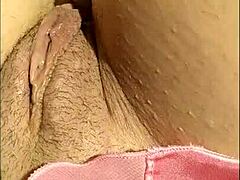 Domáce POV video horúcej MILF, ktorá sa masturbuje s malými a prirodzenými prsiami