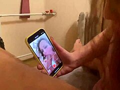 Русская мама в чулках удовлетворяет своего мужчину глубоким оральным сексом по телефону
