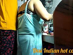Eine bengalische Frau betrügt ihren Mann mit einem Fremden in der Küche