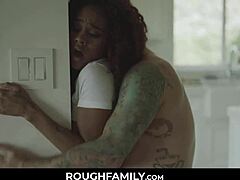 Ebony tytärpuoli joutuu isäpuolensa lyömään tabuvideolla