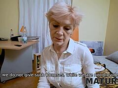 Una abuela checa con el coño afeitado le pide a un hombre un amante sexual en un video maduro de 4k