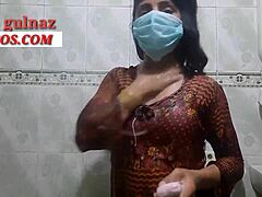 Das indische Mädchen mit dem großen Arsch wird nass und wild im Badezimmer