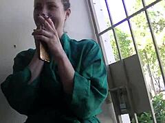 Мушкарац гледа Хелену Прајс како пуши и пије у фетиш видеу