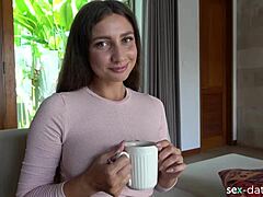 O brunetă mică de pe un site de întâlniri este invitată la ceai şi face sex oral