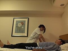 Јапанска масажа претвара се у везу са масажисткињом