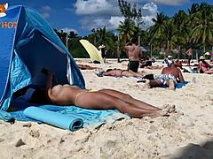 Amateur-strandspil topless med kåt swingere