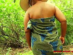 Een zwarte amateurvrouw neukt een Afrikaanse bosgeest met haar natte kutje