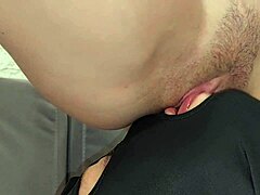 El facesitting amateur conduce a un orgasmo fuerte con la lamida de coño