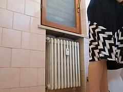 Blonde vrouwen pronken met hun gescheurde kleren in een openbaar toilet