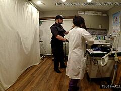 שוטר מצלם את השדיים הטבעיים של המטופלת במצלמה חבויה במהלך חיפוש חשוף משפיל