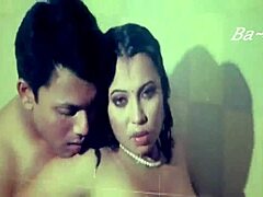Bangla sexy meisje wordt down en vuil in een hete video