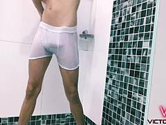 Un jeune homme gay de 18 ans prend une douche chaude en blanc