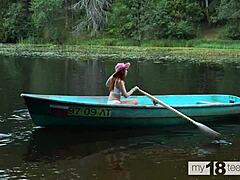 Милая девушка наслаждается самоудовлетворением в лодке с дилдо