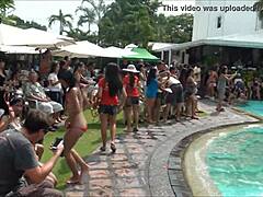 Filipínsky ázijský turista dostane prekvapivú návštevu v hoteli Orchids