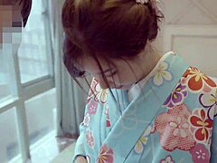 Fata japoneză amatoare într-un costum sexy de sakura