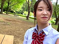 18-годишно японско момиче получава твърдо чукане и моли за още