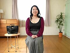 Japanische Hausfrau Tatsuko Ashikawas erstes Pornovideo