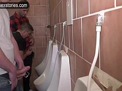 Три мушкарца уживају у дубоком грлу и јелу сперме у јавном тоалету без седла