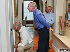 Ung blondine gir en tilfredsstillende håndjobb til en eldre mann