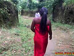 Frumusețea africană sedusă de reverend pentru o întâlnire pasională în pădure