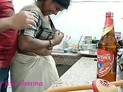 La casalinga indiana carina cavalca il cazzo del marito nella posizione della cowgirl