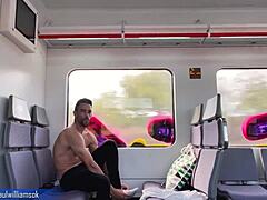חתיך אירופאי מציג את הגוף האתלטי שלו בנסיעה נועזת ברכבת