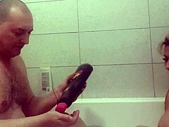 Una coppia si gode una doccia calda insieme