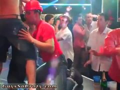 Сексуальная вечеринка голых геев в клубе