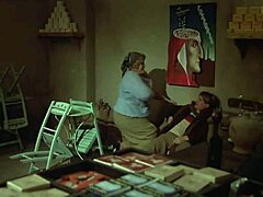 In una scena di film vintage, un ragazzo fa un pompino alle grandi tette di una mamma tettona