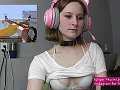 O adolescentă cu sâni mici primește bătaie și ejaculează în timp ce joacă Minecraft