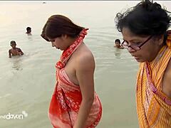 Indisk MILF-mamma från Tyskland visar upp sina bröstvårtor i porrvideo