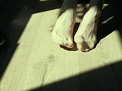 POV-Sockjob-Video mit heißer Freundin und ihren Füßen. Perfekt für Fußfetischisten