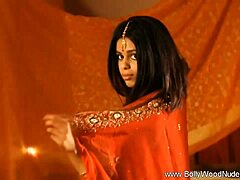 HD видео на чувствен танц на индийска майка