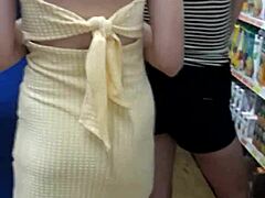 Højtrøje i gul kjole uden trusser