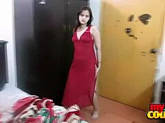 Sonia, een Indiase milf, pronkt met haar grote borsten terwijl ze zich uitkleedt en danst in een rode nachtjapon