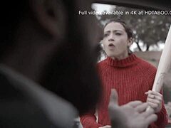 In un video di ricatto, un ragazzo dell'informatica allunga la figa di un'adolescente dai piccoli seni