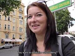 Una pareja cornudo amateur tiene suerte con una joven checa a cambio de dinero