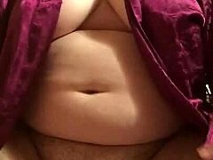 Video porno ad alta definizione di una bellissima e sexy ragazza grassa che si spoglia e si dà piacere con le dita